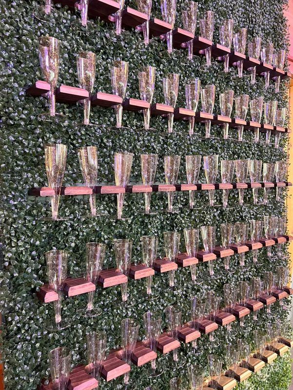 Boxwood Champagne Wall