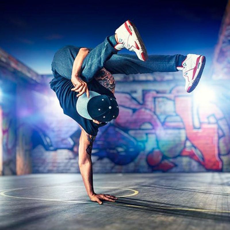 2 Break Dancers 