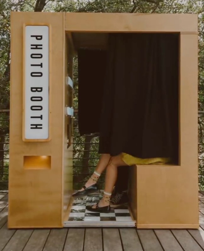 Nostalgic Chic Photo Booth: Classic Package