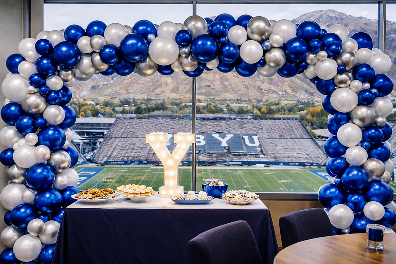Balloon Arch (8–15 ft)