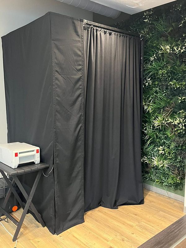 Enclosed Photo Booth Silver 