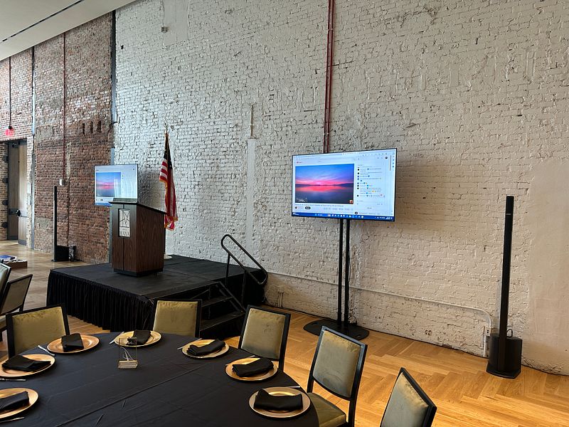 2 TVs and 8x12 Stage - Hotel Haya