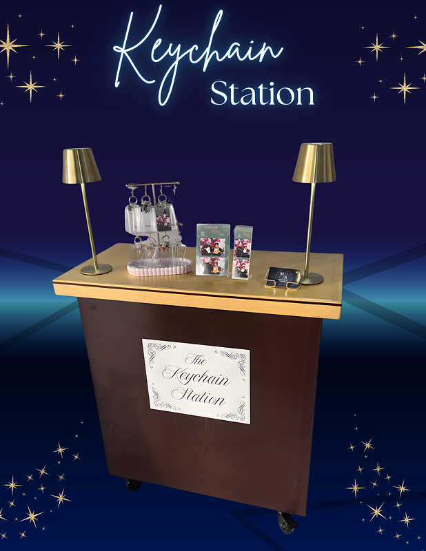 Luxurious Mirror Photobooth with Photo Key Chain Station Experience