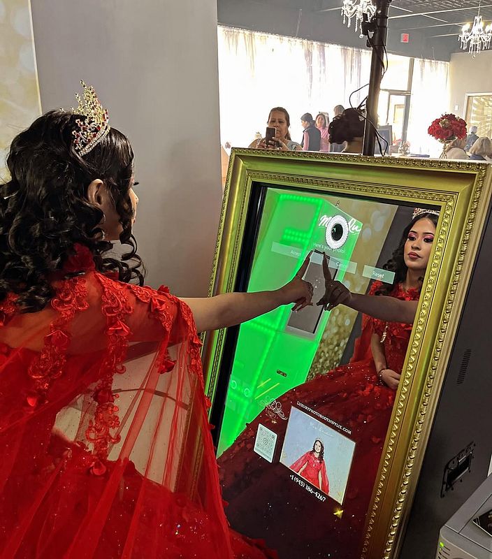 Mirror Booth With Printed Pictures