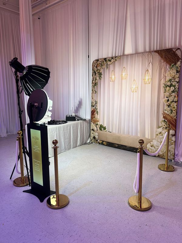 Upscale Glow Photobooth 