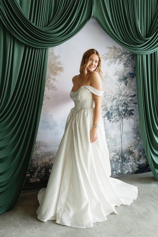 LUXE-ury Experience Digital & Prints w/ Keepsake Book Station