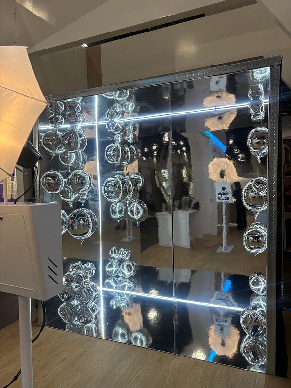 DLSR Photobooth with Infinity Mirror Back Drop