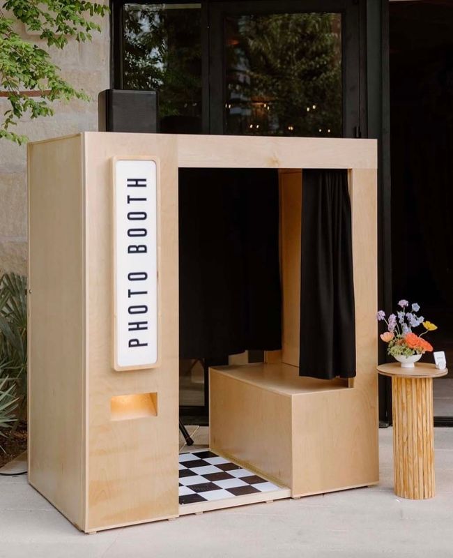Nostalgic Chic Photo Booth: Luxe Package